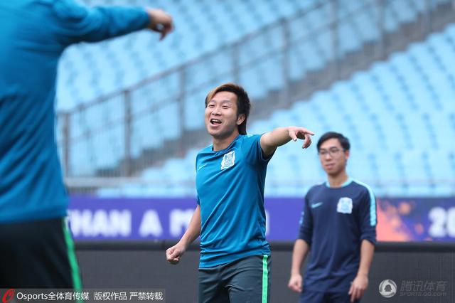 泰勒·斯威夫特庆24岁生日 获金球提名开心不已 2013-12-16 12月13日是小天后泰勒·斯威夫特的24岁生日，她在网上晒出自己的生日聚会照片，一群好友在墨尔本一座美丽的花园中，共同陪伴斯威夫特度过自己的生日，其中包括她的好闺蜜、新西兰歌手Lorde。