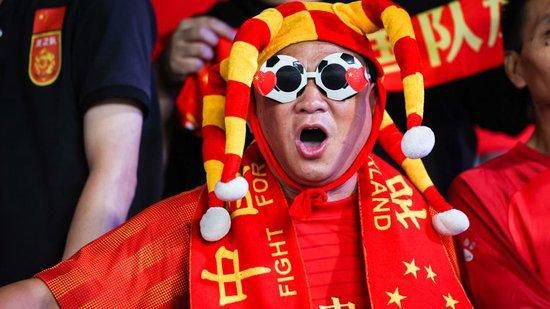 “美国队长”的替身演员穿战袍、背盾牌、骑摩托车出现在片场。