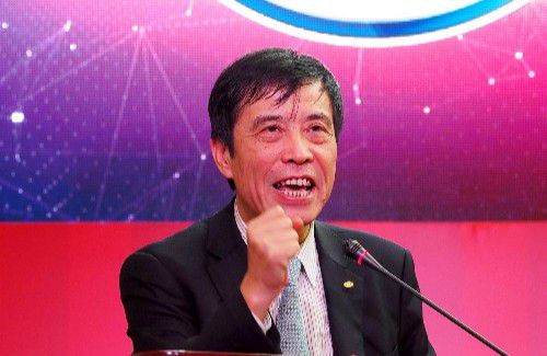 林志颖上海庆生获赠大蛋糕 与粉丝拥抱来者不拒 2013-10-14 上海，10月13日，林志颖举行生日会，林志颖帅气亮相获赠大蛋糕，与女粉丝亲密合影拥抱来者不拒。