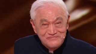 针织短款背心搭配阔腿长裤，彩色块腰带打破沉闷点缀整体造型。
